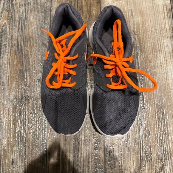 Nike Gray and Orange Kids 4.5Y Sneakers/Tennis Shoes - Picture 2 of 6